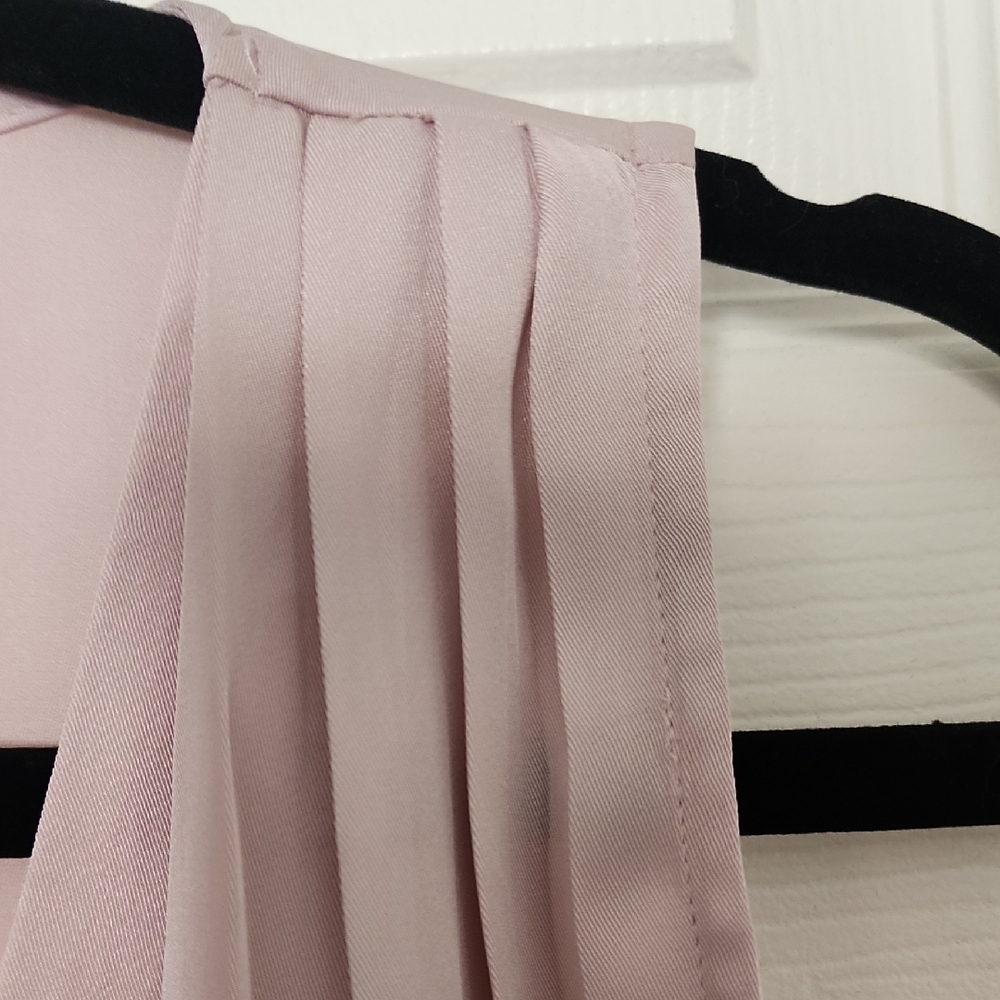 Express Soft Pink V-Neck Sleeveless Blouse - Picture 3 of 4